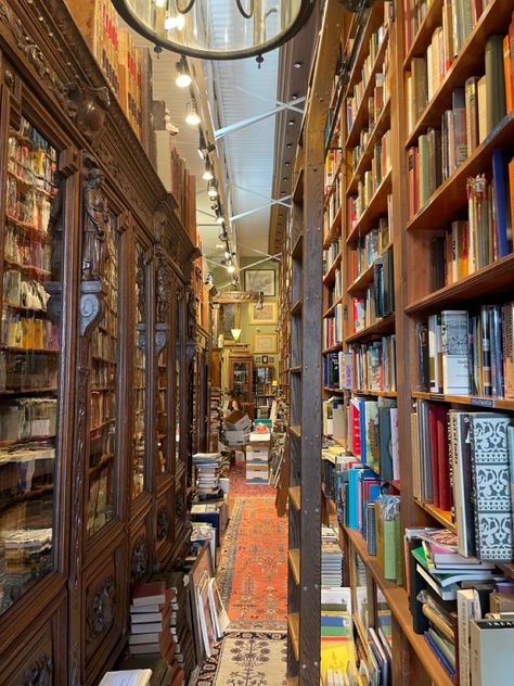 Haunted Bookstore, Antique Shop Aesthetic, Vintage Book Store, Old Bookstore, Bookstore Owner, Ashley Poston, Library Space, Vintage Bookstore, Book Shops