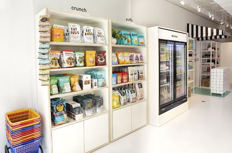 A Millennial-Founded Mini Mart Is Popping Up with Cool Natural Brands in Venice Mini Mart Aesthetic, Mini Mart Interior Design, Small Grocery Store Design, Small Shop Interior, Grocery Ideas, Cafe Idea, Mini Mart, Pop Up Cafe, Pop Up Market