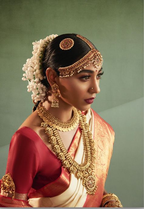 Gorgeous south indian bridal look woth nude minimal eye makeup and bold red lips to compliment a traditional red wedding sraee paired with gorgeous temple jewellery. A pretty gajra compliments this look by WittyVows' favourite Guru Makeup Art! #wittyvows #weddingsaree #indianwedding #southindianwedding #southindianbride #goldjewellery #bridalmakeup #weddingmakeup Minimal Eye Makeup, South Indian Bridal Look, Bridal Makeup Red Lips, Indian Bridal Look, South Indian Bridal Jewellery, Indian Wedding Makeup, Bridal Jewellery Inspiration, Indian Wedding Bride, Indian Bridal Jewellery