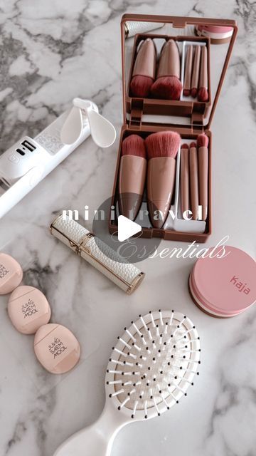 Travel Minis Products, Mini Travel Essentials, Mini Makeup Products, Mini Makeup Kit, Cosmetics Organization, Organized Ideas, Mini Cosmetics, Trip Fashion, Travel Size Makeup