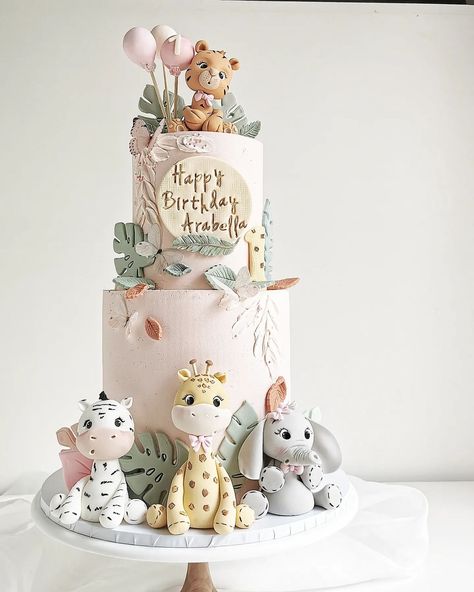 Safari cake for Arabella's first birthday 🍃 #prettylittlecakes#safari#love#fondantanimals… | Instagram Zoo Birthday Cake, Jungle Safari Cake, Jungle Birthday Cakes, Safari Theme Birthday Party, Jungle Theme Cakes, Baby First Birthday Themes, Safari Cake, Animal Theme Birthday, Animal Birthday Cakes