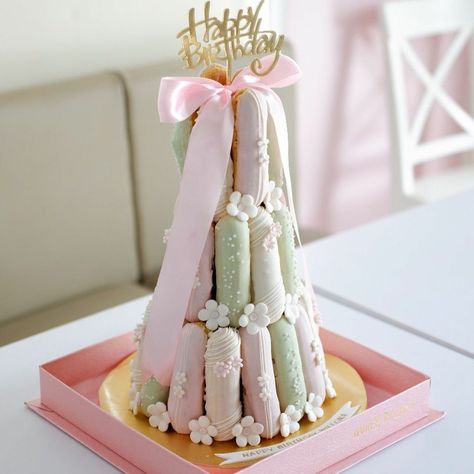 Eclair Tower, Christmas Sweet Table, Dessert Tower, Donut Decorating Ideas, Bake Sale Packaging, Christmas Cookie Cake, Truffle Cookies, Dessert Alternatives, Cake Tower