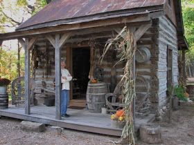 The Old Tattered Flag: A primitive homestead tour..... One Room Cabins, Primitive Cabin, Tattered Flag, Log Cabin Rustic, Rustic Loft, Small Log Cabin, Log Cabin Kits, Building Remodeling, Cabin Exterior