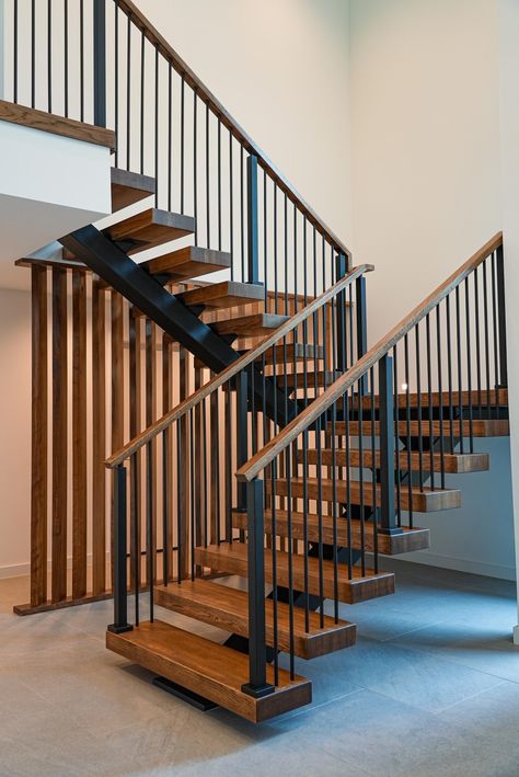 Mcm Stair Railing, Mcm Staircase, Modern Staircase Railing, Florida Beach Homes, Staircase Interior, Modern Staircases, Interior Stair Railing, Modern Stair Railing, Staircase Railing Design