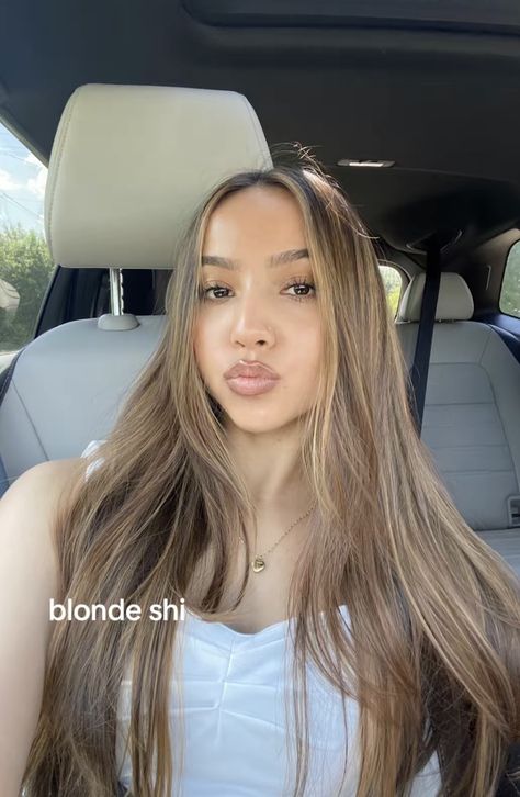 Honey Blonde Hair Latina, Madison Beer Hair Inspiration, Madison Beer With Highlights, Madison Beer Hair Color Highlights, Madison Beer Light Brown Hair, Honey Brown Hair Color, Hair Color Pictures, Rambut Brunette, Ash Hair Color