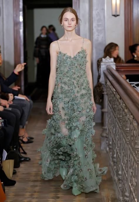 Gowns Runway, Valentino 2017, Coktail Dress, Drape Pattern, Valentino Gowns, Couture Ready To Wear, Floral Embellishment, Princess Gowns, Fancy Frocks