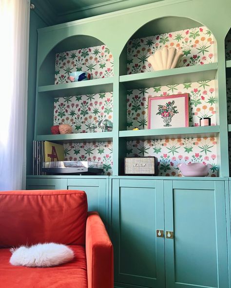 My working from home views today 🫶🏻 I’m so happy the weather has started to pick up, spring feels like it’s actually on the way now. Who else is so excited for all the sunny days? 🌞🌸✨ Arched BILLY bookcase IKEA hack with floral wallpaper and green paint #pinkandgreeninteriors #pinkdecor #pinkandgreendecor #pinkandgreen #colourfulinterior #colourfulhome #mycolourfulhome #homeideas #pastelhomedecor #builtinbookcase #colourfulbookcase #ikeahack #diningroom #diningroomstyling #shelfstyling #s... Wallpaper On Bookcase, Arched Billy Bookcase, Bookcase Ikea Hack, Billy Bookcase Ikea, Colorful Bookshelves, Bookcase Ikea, Wallpaper Bookcase, Spring Feels, Painted Bookshelves