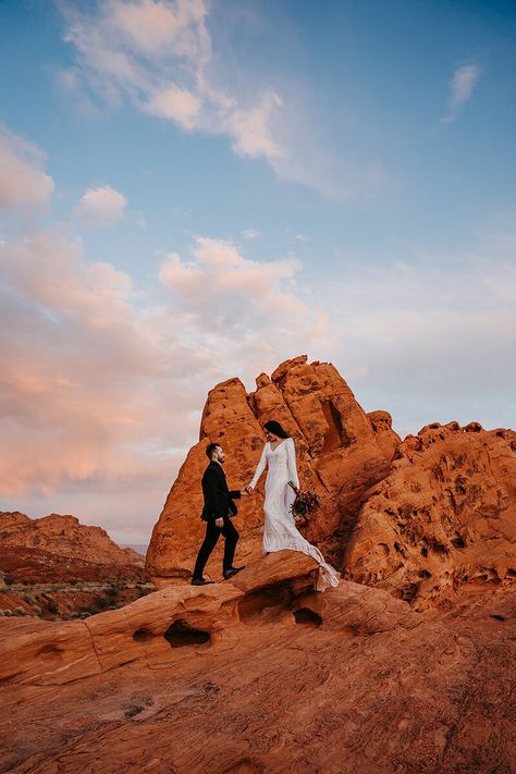 Valley Of Fire Engagement Photos, Valley Of Fire Wedding Photography, Valley Of Fire State Park Wedding, Valley Of Fire Wedding Elopements, Valley Of Fire Photoshoot, Valley Of Fire Wedding, Vegas Pictures, Lesbian Wedding Photography, Fire Wedding