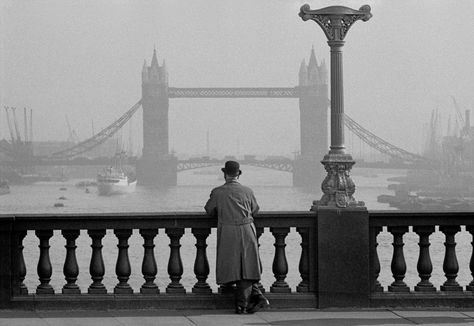 London In The 1950s: Frank Horvat’s Gorgeous Photographs of England's Capital - Flashbak Frank Horvat, London Tower Bridge, England Aesthetic, London Tower, Henri Cartier Bresson, London Aesthetic, London History, London Photographer, Vintage Everyday