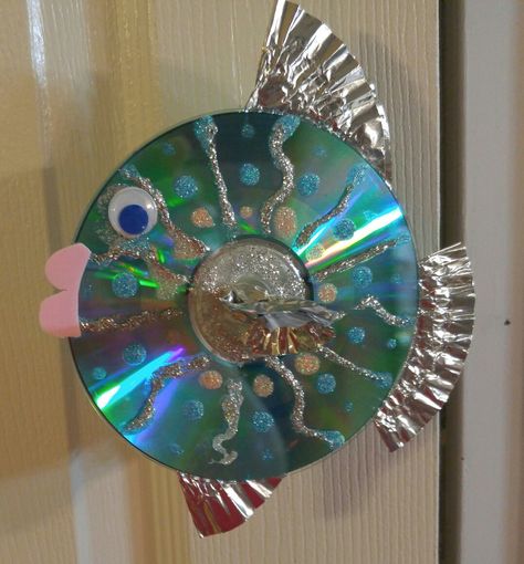 Fish made from used Cd's and the cupcake liners thay look like aluminium foil, that you do not need muffins tins, the paper liners work much better. Cd Fish, Christmas Ornaments Diy Kids, Ornaments Diy Kids, Paper Liner, Clear Ornaments, Cupcake Cases, Fish Crafts, Paper Cupcake, Camping Art