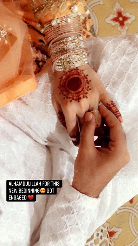 Alhamdulillah for this new beggining ♥️ Got engaged Alhamdulillah Engaged, Fake Engagement Snap, Engagement Hands Couple, Got Engaged Quotes Couple, Engagement Hand Pictures, Engagement Snapchat Stories, Instagram Story Engagement Ideas, Muslim Engagement Look, Engagement Story Ideas