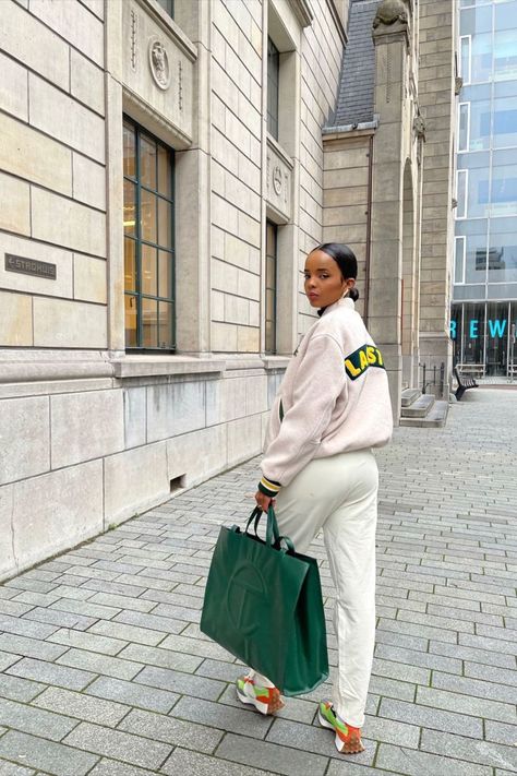 Green Telfar, Telfar Bag Outfit, Nurse Outfit Scrubs, City Girl Style, Telfar Bag, Street Style Bags, Overall Outfit, Bag Outfit, Outfit Inspo Summer