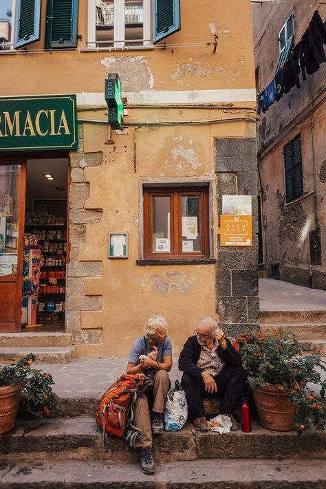 Travel Photographer Aesthetic, Street Photography Ideas, Travel Editorial, People Street, Street Photography People, Photography Italy, Photography Traveling, Cinque Terre Italy, Destination Photography