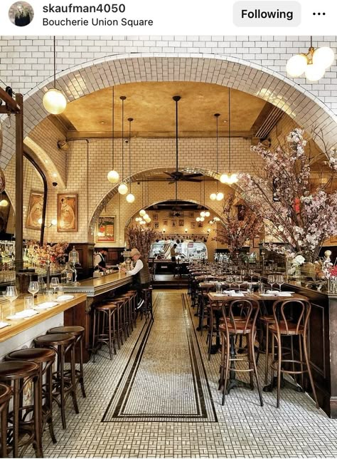 French Quarter Restaurants, Wine Bar Design, Bistro Kitchen, Paris Kitchen, Coffee Shop Interior Design, House Bar, Parisian Cafe, Coffee Shops Interior, French Cafe