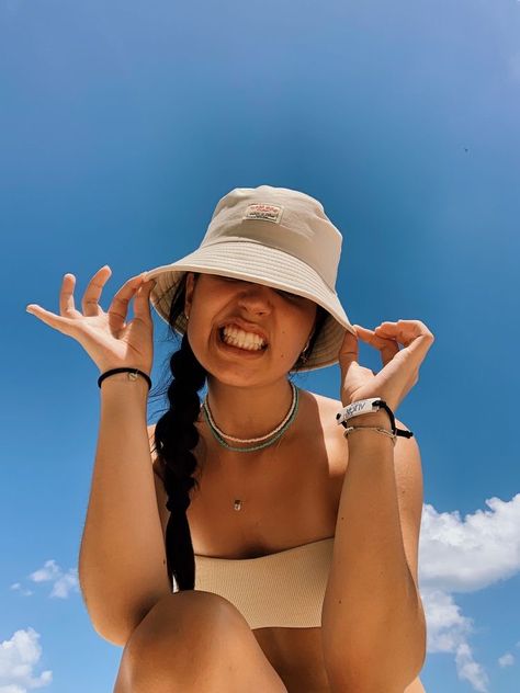 Bucket Hat Photo Ideas, Buket Hats Outfits, Bucket Hat Outfit Beach, Gorros Aesthetic, Bucket Hat Photoshoot, Outfits Playa, Beach Bucket Hat, Bucket Hat Outfit, Beach Instagram Pictures