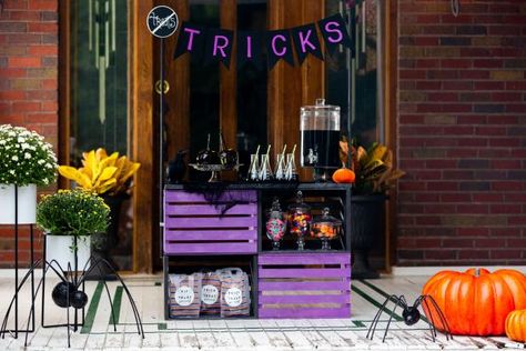 Some purple and black paint mixed with a little glitter give an outdated lemonade stand a makeover just in time for the spooky season. Use this Halloween treat stand as a dessert and drink bar, or as a fun, interactive way to hand out Halloween candy. Fall Lemonade Stand, Halloween Candy Stand, Halloween Stand Ideas, Halloween Lemonade Stand, Diy Halloween Candy, Treat Stand, Pop Up Cafe, Candy Stand, Halloween Menu