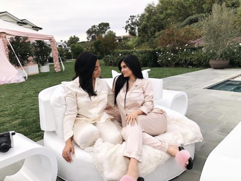 Kylie Jenner’s Never-Before-Seen Pregnancy Pictures | K'la Chic Kylie Jenner Baby Shower, Celebrity Baby Showers, Baby Shower Outfit Ideas, Kylie Jenner Baby, Kylie Nails, Estilo Kardashian, Kylie J, Shower Outfits, Trending Topic