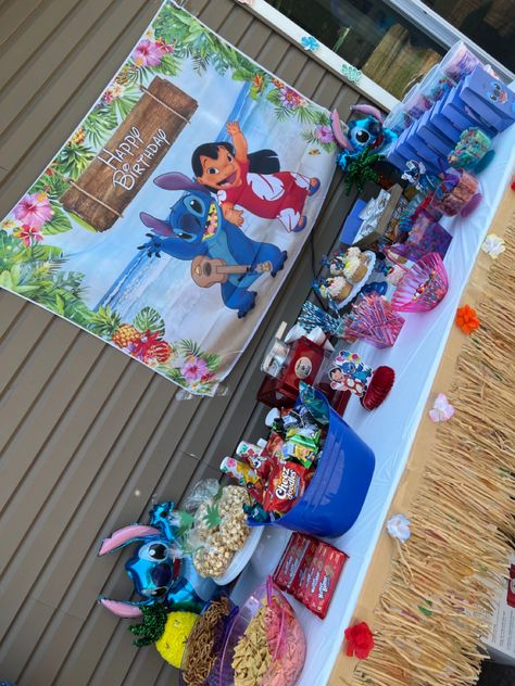 Stitch Aloha Party, Lilo And Stitch Birthday Party Decorations Ideas, Lilo And Stitch Birthday Party Centerpieces, Lilo And Stitch Fruit Tray, Lilo And Stitch Treat Table, Lili And Stitch Birthday Party, Lelo And Stitch Birthday Party, Lilo And Stitch Candy Table, Stitch Dessert Table