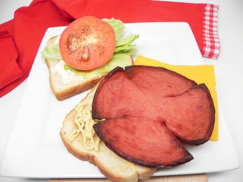 This crispy air-fried bologna sandwich is cooked in the air fryer and ready in less than 15 minutes. Fried Bologna In Air Fryer, Air Fryer Bologna Sandwich, Air Fryer Bologna, Bologna Sandwich Recipes, Bologna Sandwiches, Fried Bologna Sandwich, Airfryer Food, Bologna Salad, Tomato Sandwich Recipes