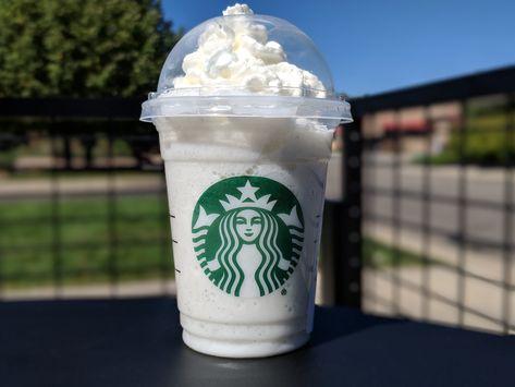 White Starbucks Drink, Cotton Candy Frappuccino, Best Starbucks Drinks, Caffeine Free Drinks, Rainbow Drinks, Lemonade Smoothie, Caramel Apple Spice, Drink Starbucks, White Drinks