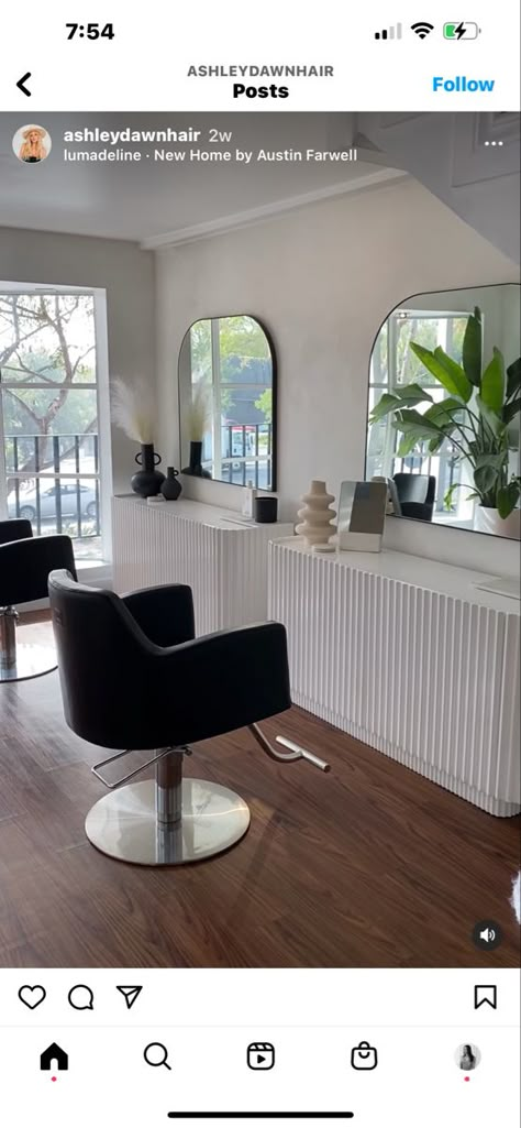 Microblading Studio Ideas Modern, Salon Building Ideas, Hair Salon Basin Area, Hair Salon Modern Interior Design, Salon Desk Ideas, Black And White Hair Salon Decor, Makeup Studio Setup, Salon Waiting Area Ideas Small Spaces, Home Makeup Studio Ideas