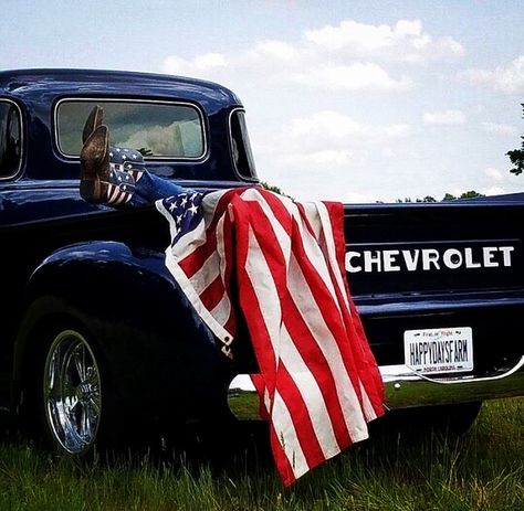 American Vans, Americana Aesthetic, Patriotic Pictures, Chevy Classic, Blue Truck, Old Pickup, Old Pickup Trucks, I Love America, The Patriot