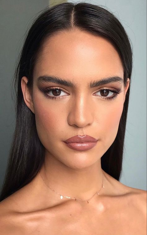 brown eyeshadow dark pink lipstic makeup aesthetic inspiration Mauve Dress Makeup, Hooded Eye Glam Makeup, Makeup For Purple Dress, Eyeshadow Looks For Hooded Eyes, Eyeshadow Hooded Eyes, Peach Aura, Brown Eyeshadow Looks, Brown Makeup Looks, Mauve Eyeshadow