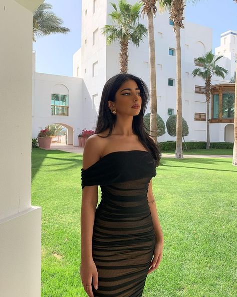 𝔦𝔣𝔣𝔞𝔱 🐉 on Instagram: “In my LBD 🖤 @fashionnova Fashionnovapartner” Poses For Bodycon Dress Aesthetic, Fancy Dress Instagram Pictures, Bodycon Dress Poses Instagram, Party Dress Night Hot, Birthday Inspo Outfits, Laia Of Serra, Bodycon Dress Poses, Iffat Marashi, Hot Party Outfits