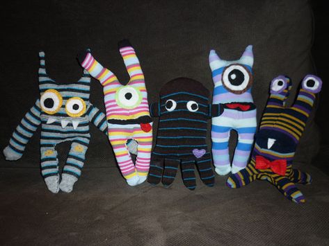 Sock Monsters -- with detailed instructions for one monster Sock Monsters Easy, Glove Monsters, Make Your Monster, Sock Monsters, Ugly Socks, Diy Sock Toys, Sock Monster, Felt Monster, Silly Socks