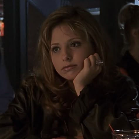 Buffy the Vampire Slayer Face Claims Wattpad, Buffy Hair, Sara Michelle Gellar, Model Pfp, Sarah Michelle Gellar Buffy, Buffy Spike, Buffy Style, Aesthetic Tv, City Life Photography