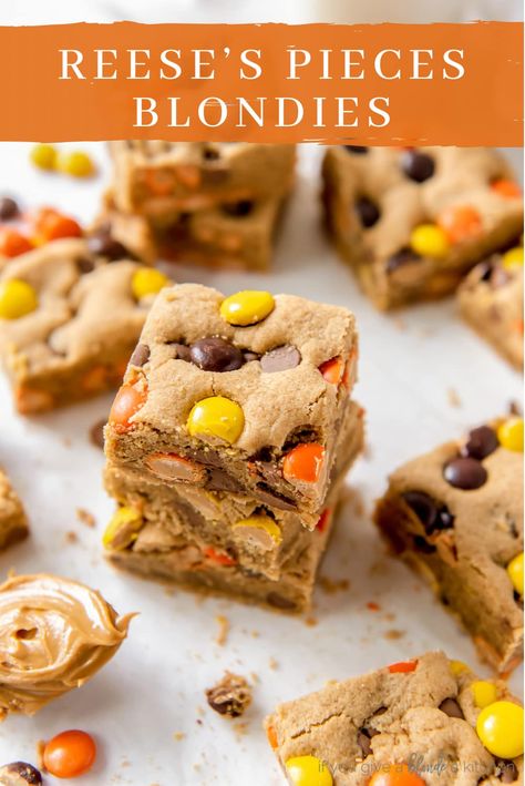 Peanut Butter Blondies Recipe, Peanut Butter Blondies, Peanut Butter Squares, Reese's Pieces, Blondies Recipe, Peanut Butter Desserts, No Bake Bars, Candy Chocolate, Peanut Butter Chips