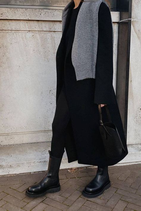 Bottega Veneta Boots Outfit, Lug Boots Outfit, Black Ankle Boots Outfit, Boots With Leggings, Ankle Boots With Leggings, Bottega Veneta Boots, Stile Kendall Jenner, Combat Boot Outfit, Black Boots Outfit