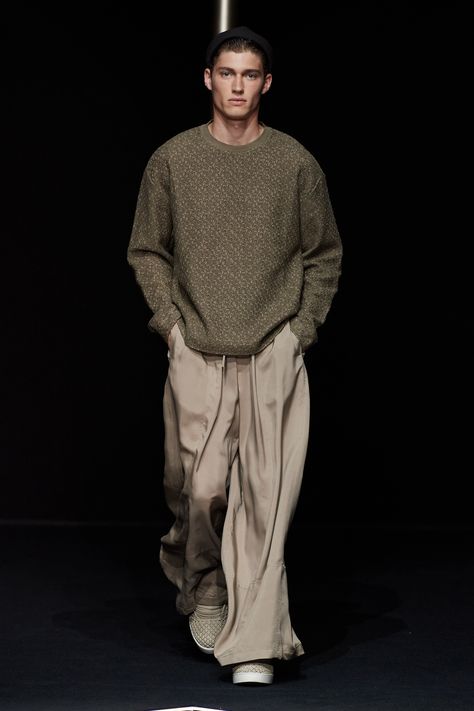 Emporio Armani - Spring 2024 Menswear https://www.vogue.com/fashion-shows/spring-2024-menswear/emporio-armani/slideshow/collection#33 Aesthetic Male Outfits, Armani Menswear, 2024 Menswear, Taupe Fashion, Grandpa Style, Emporio Armani Men, 2000 Fashion, Menswear Runway, Minimal Look