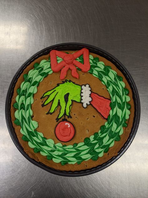 Grinch Buttercream Cookies, Large Cookie Decorating Ideas, Christmas Cookie Cakes Decorated, Cookie Cake Christmas Designs, Christmas Message Cookies, Cookie Cake Christmas, Grinch Cookie Cake, Christmas Cookie Cake Ideas, Christmas Cookie Cake Decorating Ideas