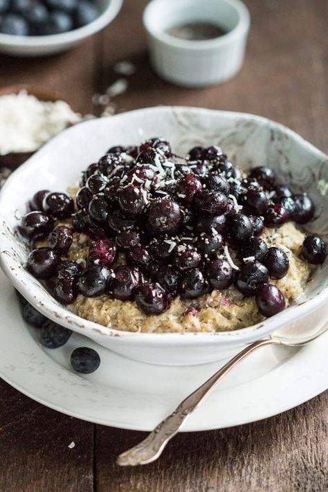 Roasted Blueberry Oatmeal - This Roasted Blueberry Oatmeal is a healthy and delicious way to start your day. It is made with coconut milk and the berries are roasted with maple syrup. Blueberry Oatmeal Recipes, Gluten Free Lasagna, Gluten Free Meal Plan, Pastas Recipes, Gluten Free Oatmeal, Peanut Butter Oatmeal Cookies, Blueberry Oatmeal, Blueberry Recipes, Peanut Butter Chocolate Chip