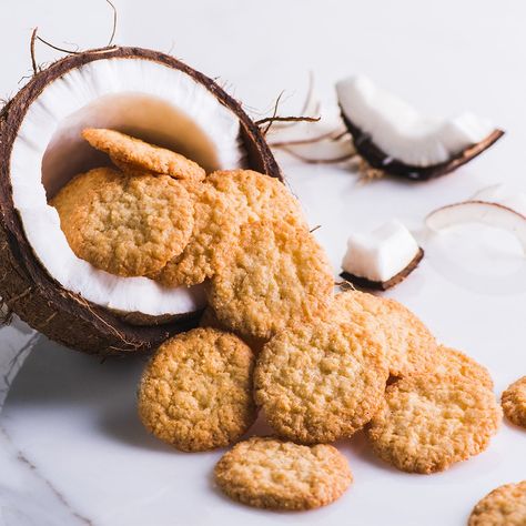 Toasted Coconut Cookies | Copycat for Mrs. Thinsters Cookie Thins Coconut Cookies Recipes, Coconut Biscuits, Marinated Salmon, Best Cookies Ever, Bacon Tomato, Crunchy Cookies, Coconut Cookies, Ice Cream Toppings, Dinner Appetizers