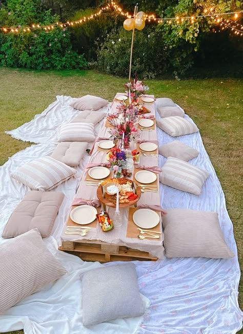 Picnic B Day Party, Sweet Sixteen Picnic Ideas, Outdoor Picnic Birthday Ideas, Palette Table Outdoor Party, Big Picnic Party, Picnic Birthday Party Adult, Pallet Table Outdoor Party, Birthday Picnic Ideas For Adults, Picnic Set Up Ideas Simple