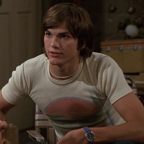 Michael That 70s Show, Ashton Kutcher That 70s Show, Michael Kelso Aesthetic, That 70s Show Kelso, Michael Kelso Outfit, Kelso That 70s Show Outfits, That 70s Show Aesthetic Outfits, Jay Kelso, Young Ashton Kutcher