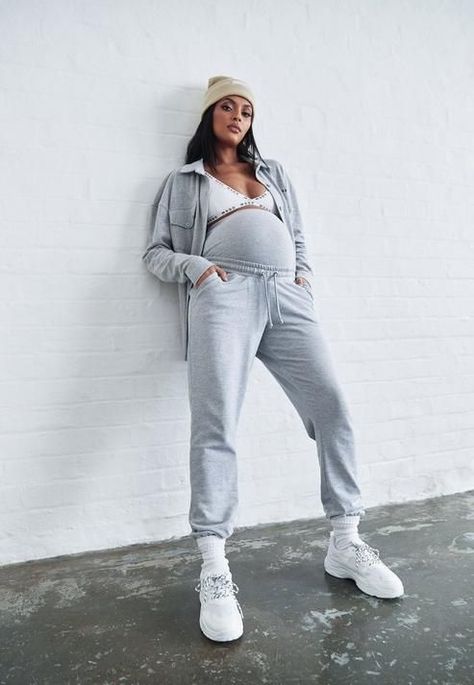 7bb060764a818184ebb1cc0d43d382aa 90s Maternity, Maternity Joggers, Trendy Maternity Outfits, Skater Girl Outfits, Maternity Midi Dress, Cute Maternity Outfits, Stylish Maternity Outfits, Pregnancy Looks, Band Fits