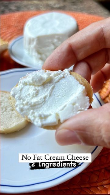 Francesca - Recipes For Weightloss on Instagram: "2 ingredients fat free low calorie high protein cream cheese!! So creamy and super light! 0 weight watchers points 😱 Yesss this is a diet friendly cream cheese which will become your new obsession! Ingredients: 250gr white Greek yogurt 0% fat 1/2 teaspoon salt Method: Combine the yogurt and salt in a bowl. Line a cheese mold with a cotton cloth and pour in the yogurt mixture. A muslin cloth is ideal, but any suitable cloth will do the trick. Refrigerate the mold overnight, allowing the magic to unfold. As time passes, the excess water will be filtered out, leaving you with a delectably creamy, healthy, and low-calorie cream cheese that’s simply irresistible! Spread the love by saving and sharing this fantastic recipe 🥰. You can store the Ww Cream Cheese Recipes, Protein Cream Cheese, Cream Cheese Spread Recipes, Low Calorie High Protein, Smart Points Recipes, Cheese Mold, Muslin Cloth, Weight Watchers Smart Points, High Protein Low Calorie