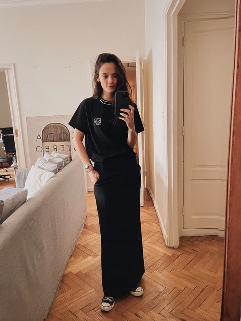 Black shirt and long skirt by Loewe. Fashion Styling ideas Big Shirt Long Skirt Outfit, Long Skirt Big Shirt, Oversized Shirt And Maxi Skirt Outfit, Maxi Skirt Big Shirt, Long Skirt Big Shirt Aesthetic, Oversized Tee Shirt, Big Shirt, Total Black, Converse Sneakers