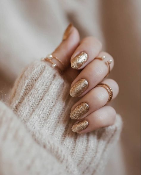 Wave goodbye to 2020 and ring in 2021 with these pretty New Year's nail ideas that have plenty of glitz and glam. #naildesigns #nails #newyearsevenails #newyearsideas Gold Gel Nails, New Years Nail Designs, New Years Eve Nails, Golden Nails, Gold Nail, Sparkle Nails, Festival Nails, New Year's Nails, Beauty Nail