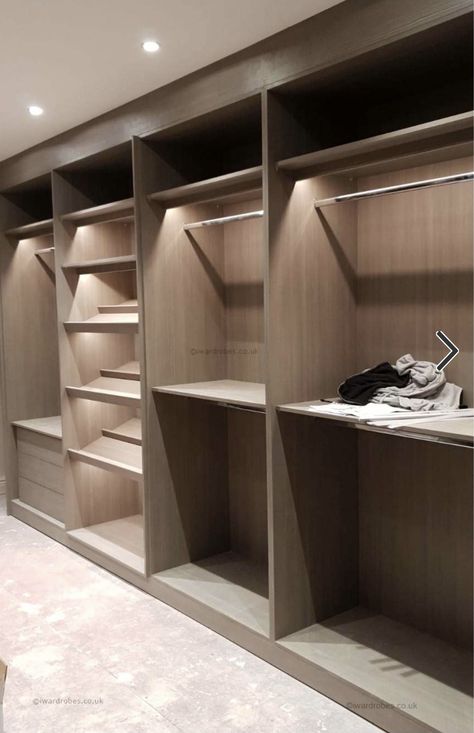 Bespoke Walk In Wardrobe, Smart Closet Ideas, Dressing Room Organization, Mens Dressing Room, Elegant Dressing Room, Open Dressing Room, Luxurious Dressing Room, Small Dressing Room, Dressing Room Ideas