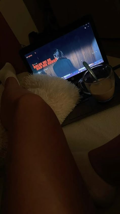 Netflix N Chill Aesthetic, Watching Netflix On Laptop, Watching Television Aesthetic, Watching Movies Aesthetic Tv, Netflix Chill Aesthetic, Watching Netflix Aesthetic, Watching Tv Snap, Watching Netflix In Bed, Netflix And Chill Aesthetic