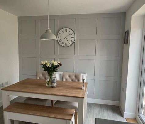 Light Grey Accent Wall, Gray Accent Wall Kitchen, Light Gray Walls Kitchen, Grey Kitchen Diner, Kitchen Diner Decor, Dining Room Feature Wall, Grey Feature Wall, Dining Room Paneling, Kitchen Feature Wall