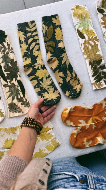 Liz Spencer • Natural Dyes & Growing Color on Instagram: "🍁New Tutorial: EcoPrinting with Leaves, Tannin & Rust- A multi-optional Tutorial that will work with any leaf! 🍂This tutorial can be employed at ANY time of the year (🐿️ Especially if you do your good little squirrel work in the autumn & save/press leaves for the winter months), & you can also print with 🍃spring and summer leaves! And in fact many of these leaves I use in the tutorial are saved from throughout the year. 🌳I’ve included adaptable techniques that can be used with many different varieties of plant leaves. And following the guidance in my process directions- you can use ANY LEAF regardless of it’s EcoPrinting favorability/character, as all leaves can be used as a resist in a blanket technique to create dramatic and Print Leaves On Fabric, Natural Clothes Dye, Bleach Leaf Print, Leaf Print Art Diy, Pressing Leaves, Leaf Pressing Art, Botanical Printing On Fabric, Leaf Bleach Printing, Printing With Leaves