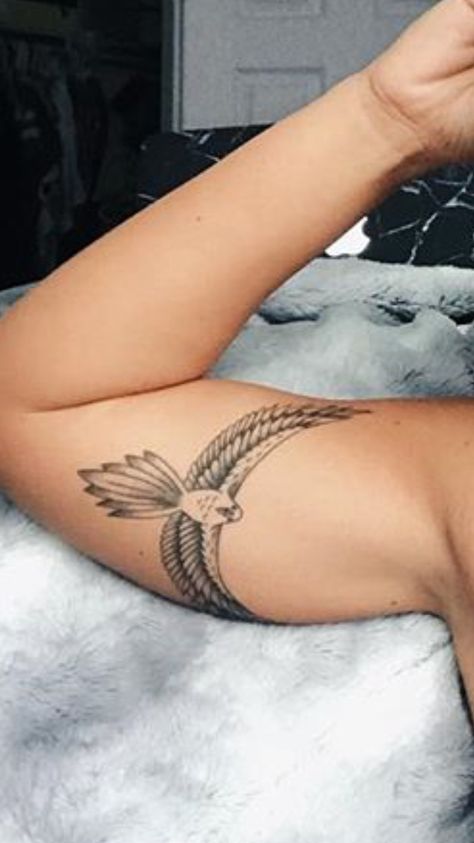 Falcon Tattoo Feminine, Hawk Tattoo Feminine, Falcon Tattoo, Hawk Tattoo, Hummingbird Art, Tattoo Feminina, Tat Ideas, Polynesian Tattoo, Mix Match