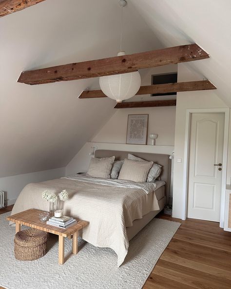 Small Minimalist Bedroom, Bedroom With Carpet, Small Attic Bedroom Ideas, Sweet Bedroom, Minimalist Bedrooms, Loft Style Bedroom, Minimalist Bedroom Ideas, Bedroom Frames, Attic House