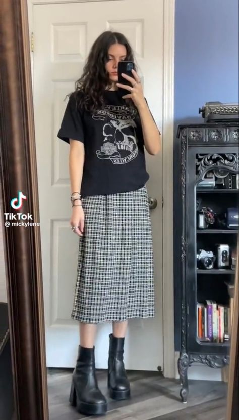 Dark Artsy Outfit, Midi Skirt With Boots, Artsy Outfit Ideas, Skirt With Boots, Artsy Outfit, Swaggy Outfits, Mode Inspiration, Grunge Fashion, Grunge Outfits