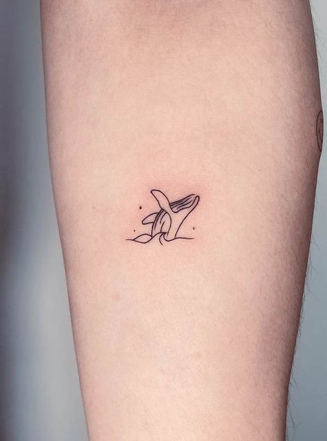 Simplistic Whale Tattoo, Whale Tattoos Minimalist, Small Tattoos Whale, Single Line Ocean Tattoo, Wave Whale Tattoo, Small Alaska Tattoo, Fine Line Humpback Whale Tattoo, Ocean Animal Tattoos For Women, Butterfly Fish Tattoo